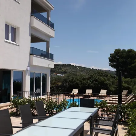 Pia Ground Floor Apartment *